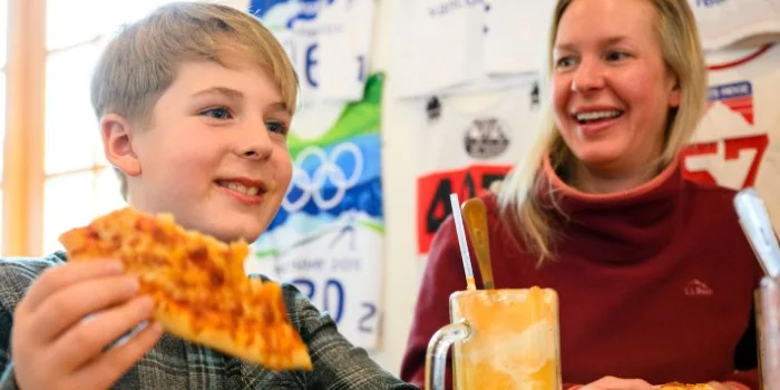 71dc99f2 b350 4b11 85cd 46a00cee9385 rivers eatery pizza 710x355